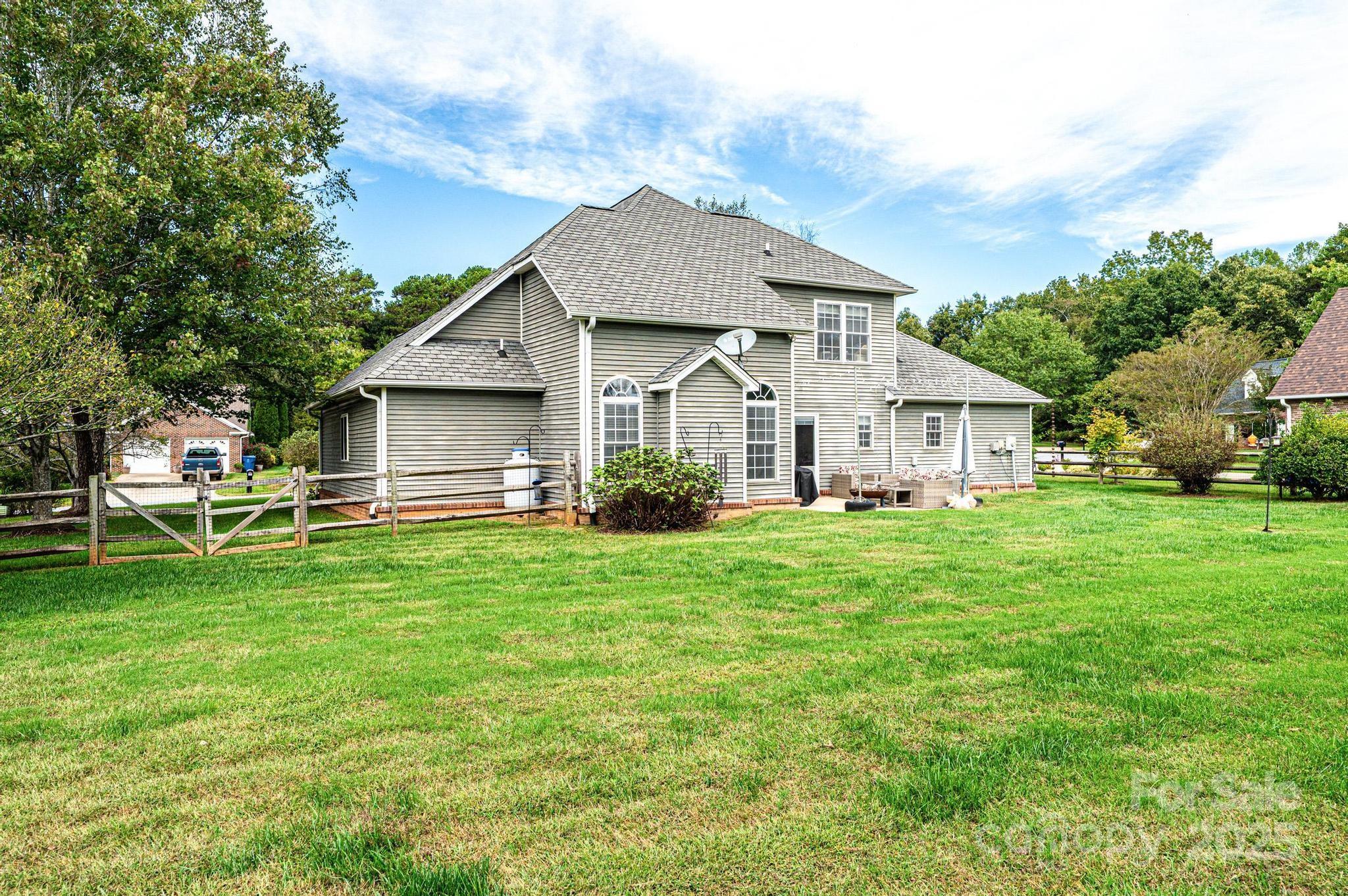 1472 Sweetbriar Lane Hickory NC 28602