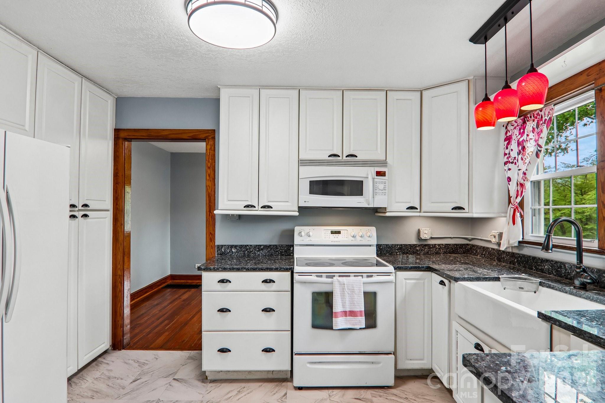 2627 White Oak Road Burnsville NC 28714