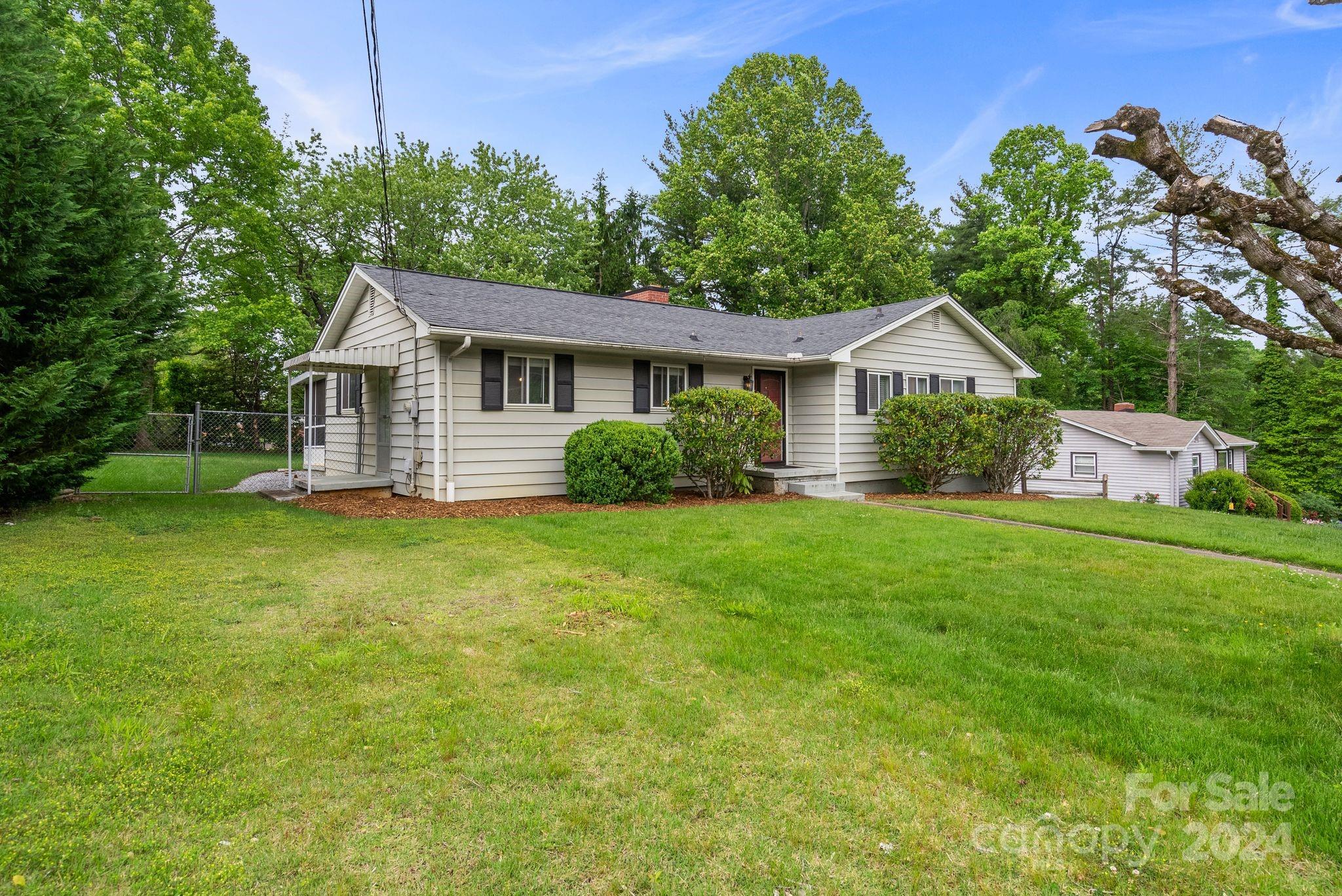 8 Deanwood Circle Asheville NC 28803