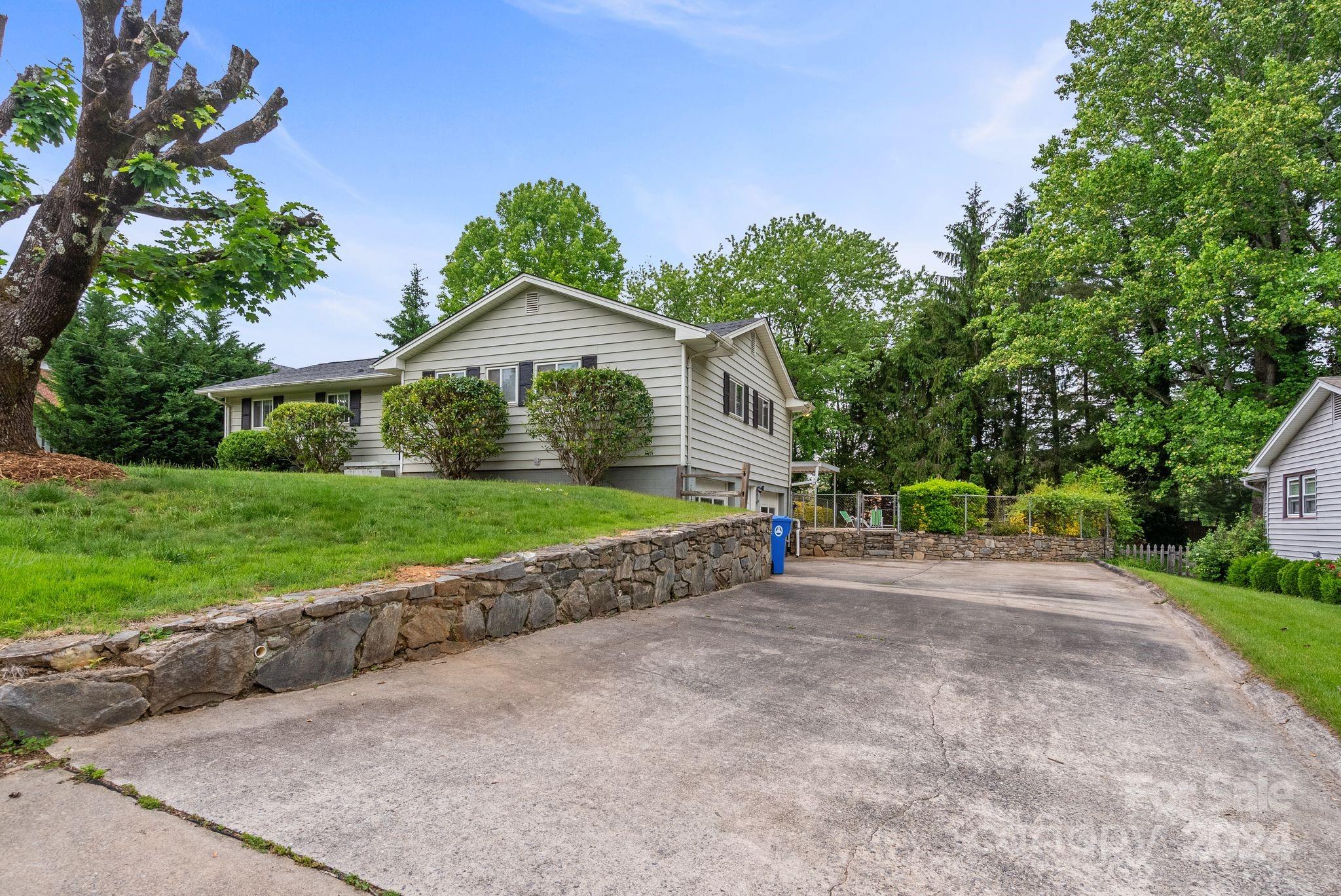 8 Deanwood Circle Asheville NC 28803