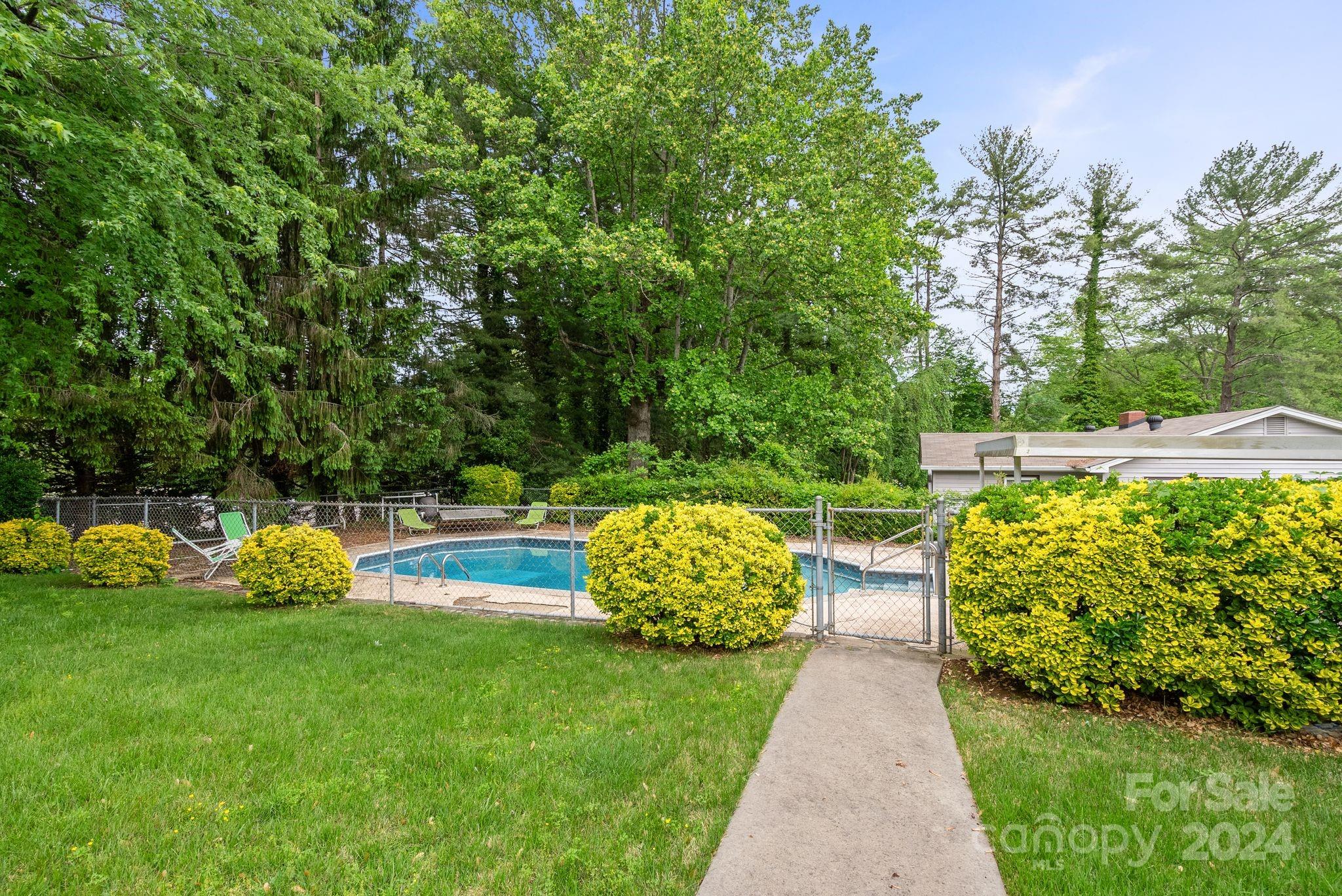 8 Deanwood Circle Asheville NC 28803