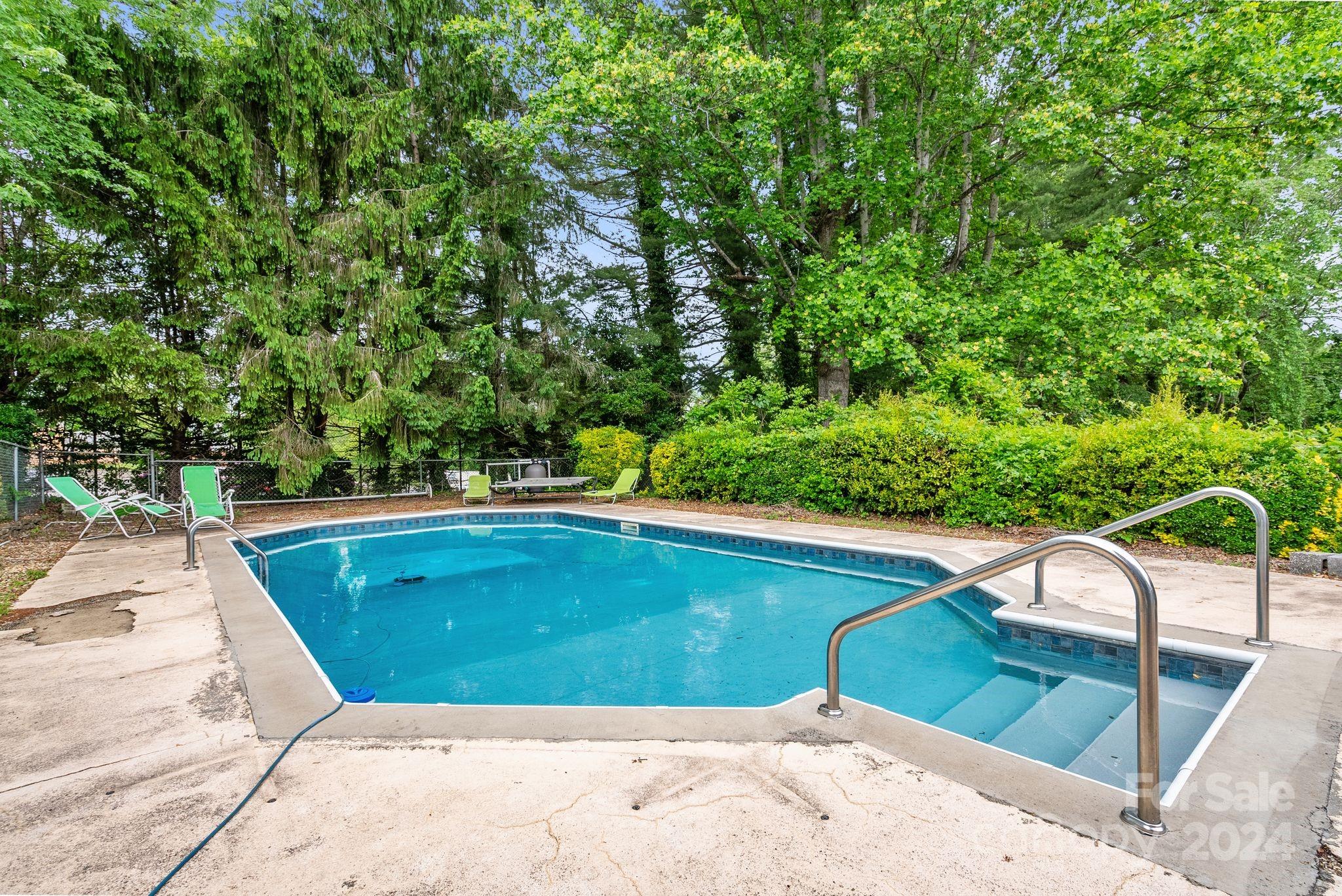 8 Deanwood Circle Asheville NC 28803