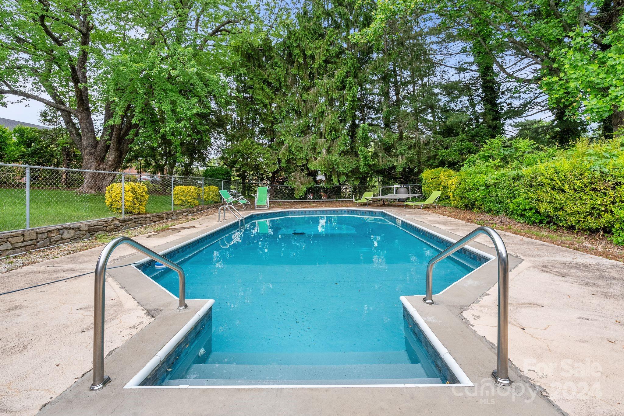 8 Deanwood Circle Asheville NC 28803