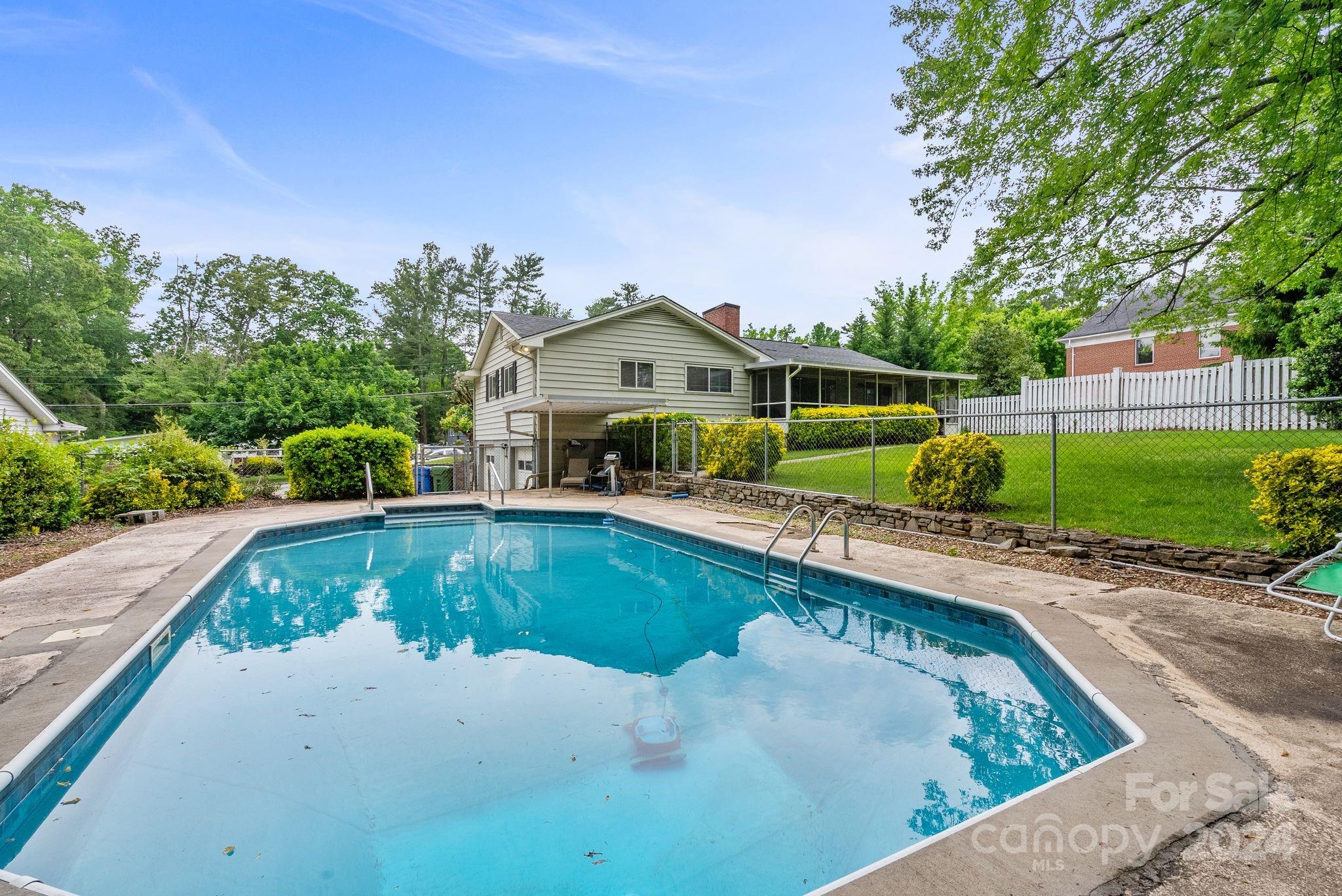 8 Deanwood Circle Asheville NC 28803