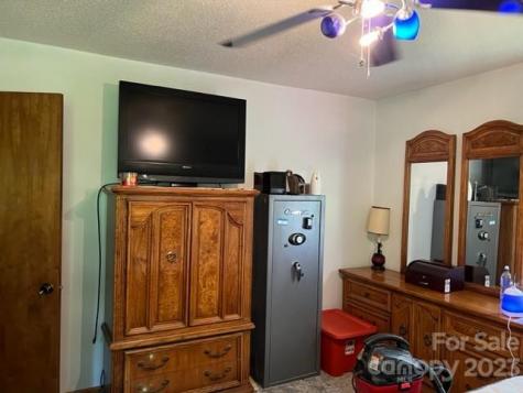 2752 Old Highway 221 S Marion NC 28752