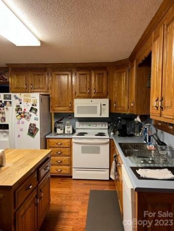 2752 Old Highway 221 S Marion NC 28752
