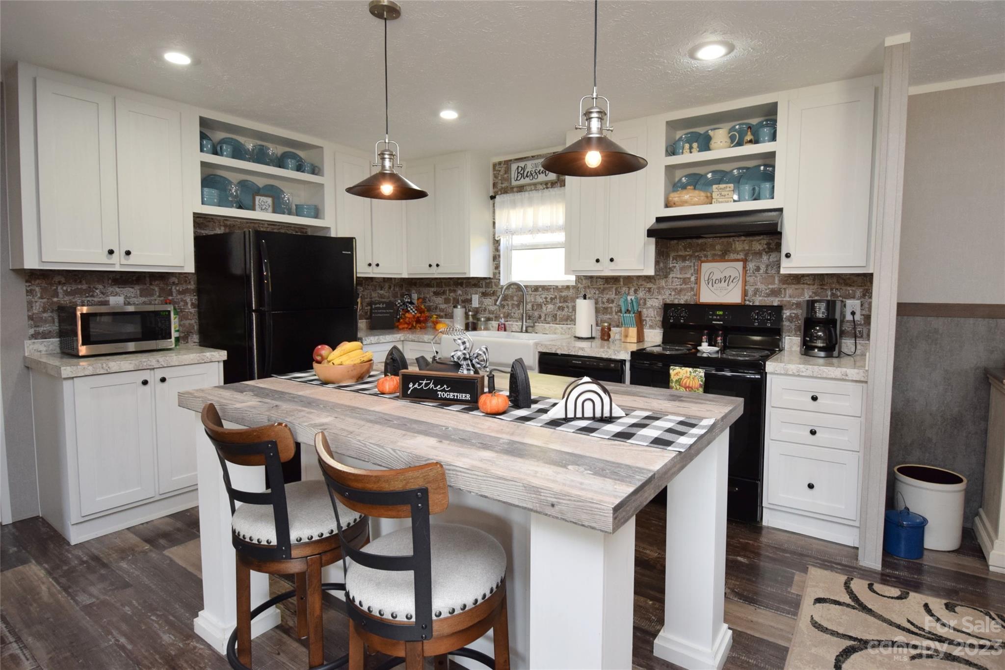 582 John Henry Road Burnsville NC 28714
