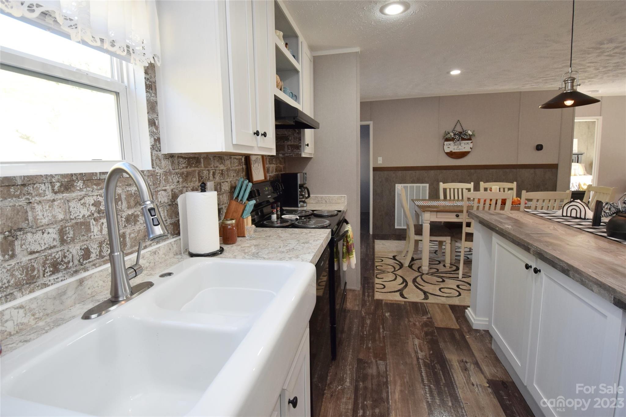 582 John Henry Road Burnsville NC 28714