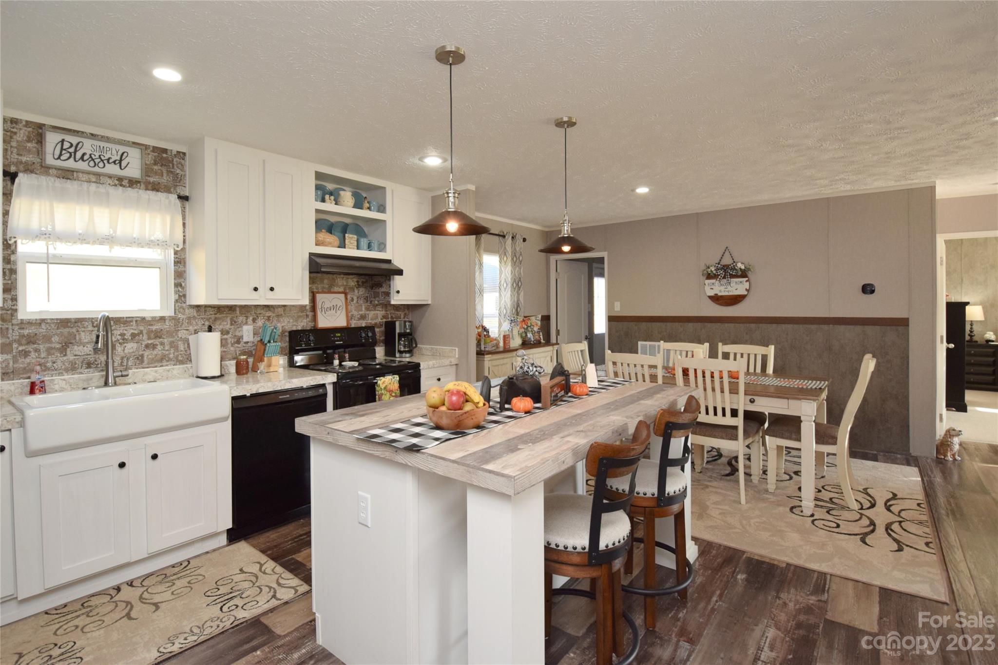 582 John Henry Road Burnsville NC 28714