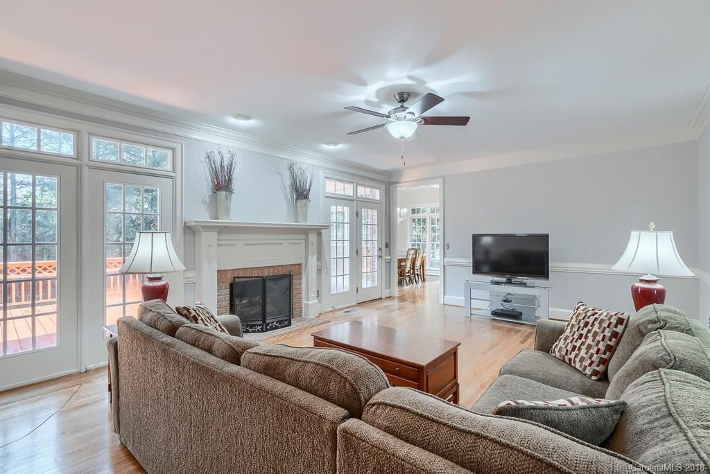 8734 Oakthorpe Drive Charlotte NC 28277