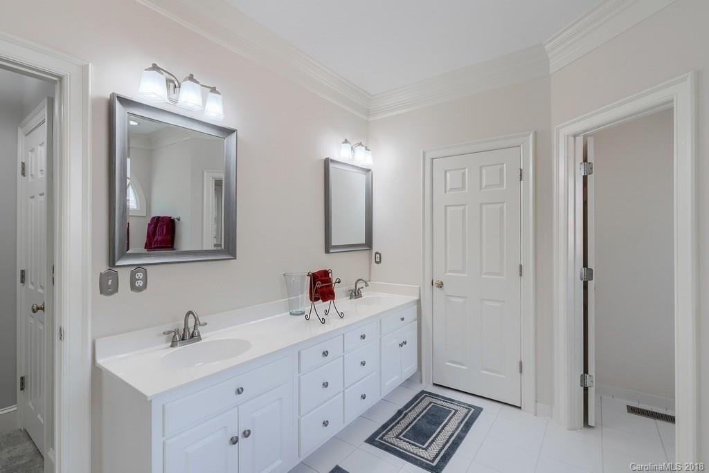 8734 Oakthorpe Drive Charlotte NC 28277
