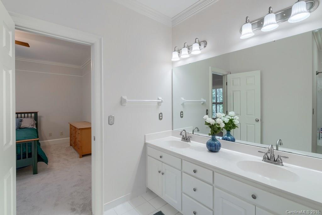 8734 Oakthorpe Drive Charlotte NC 28277