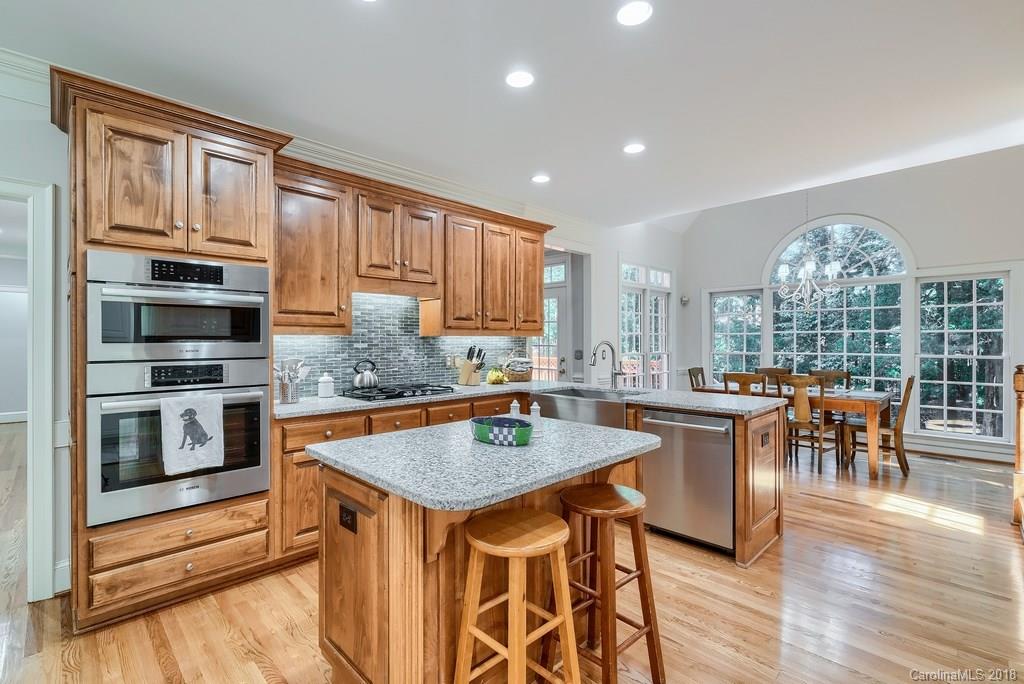 8734 Oakthorpe Drive Charlotte NC 28277