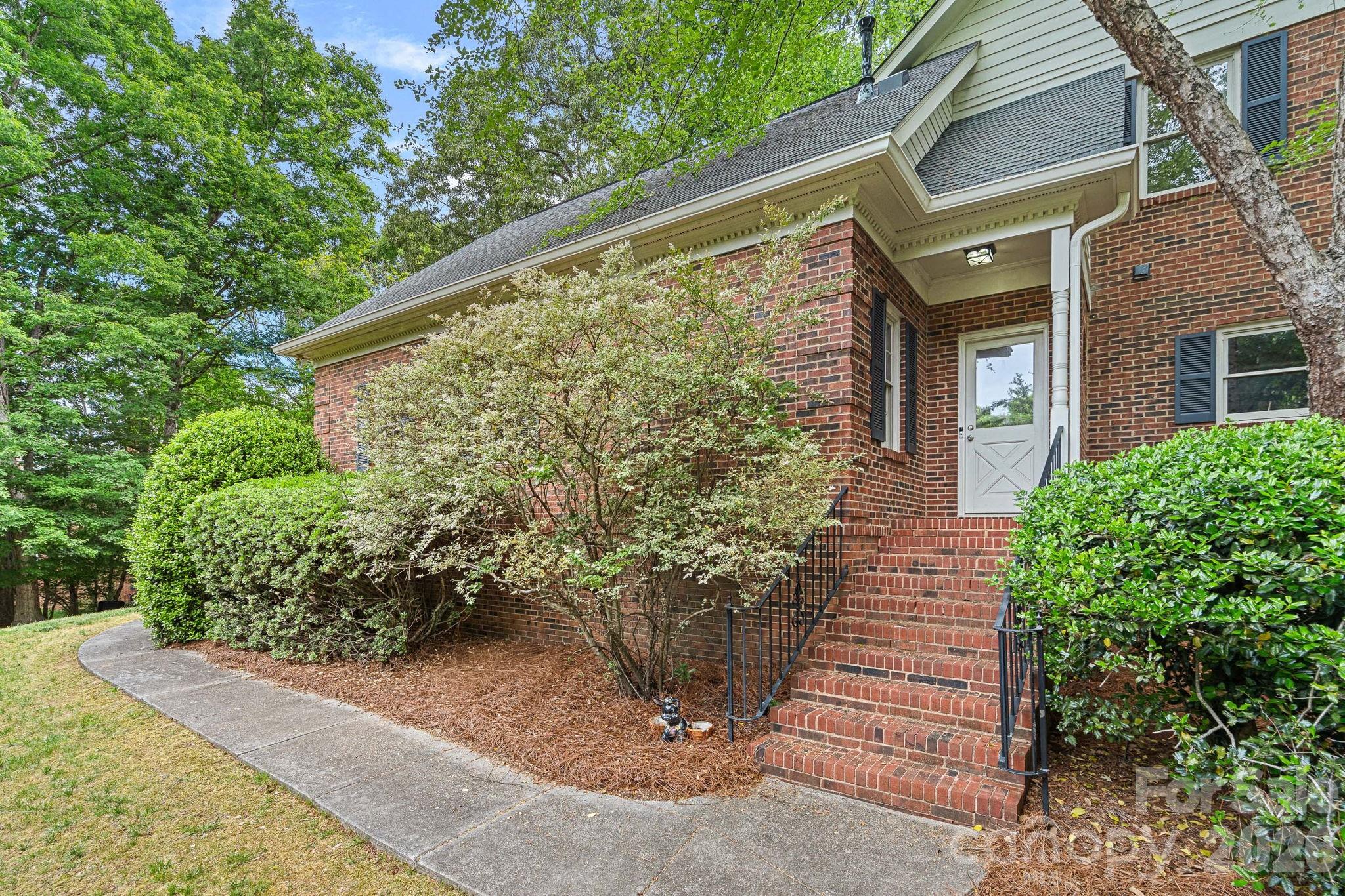 2512 Monteiane Drive Charlotte NC 28270
