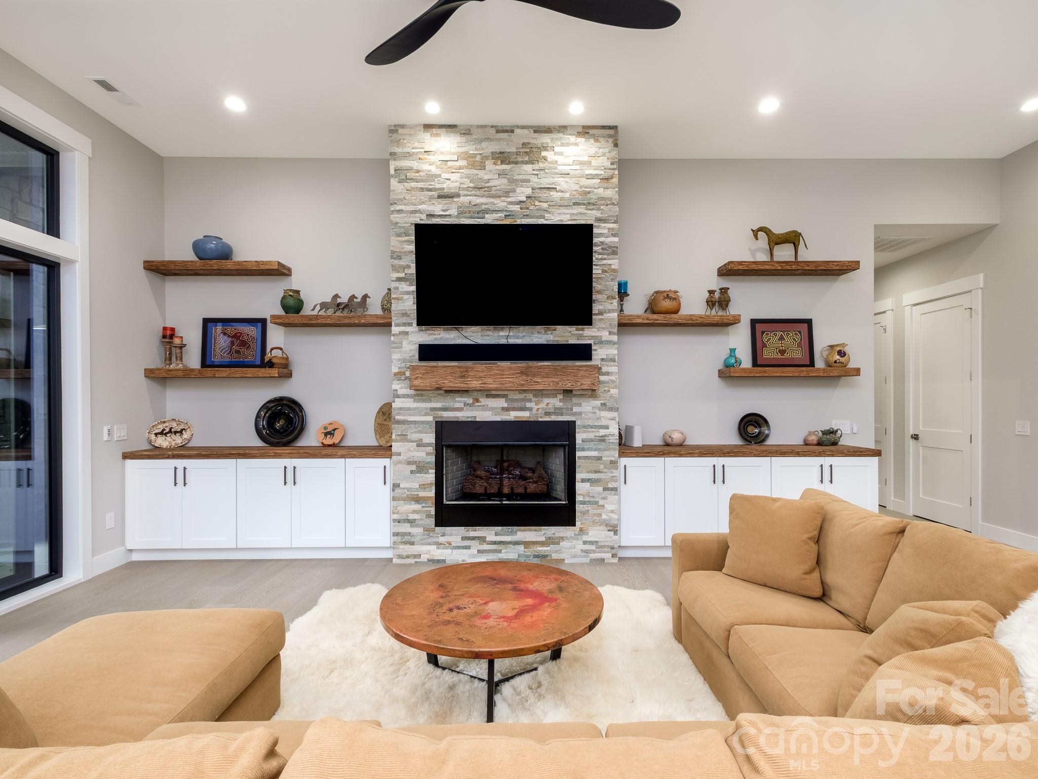 422 Ascension Valley Horse Shoe NC 28742