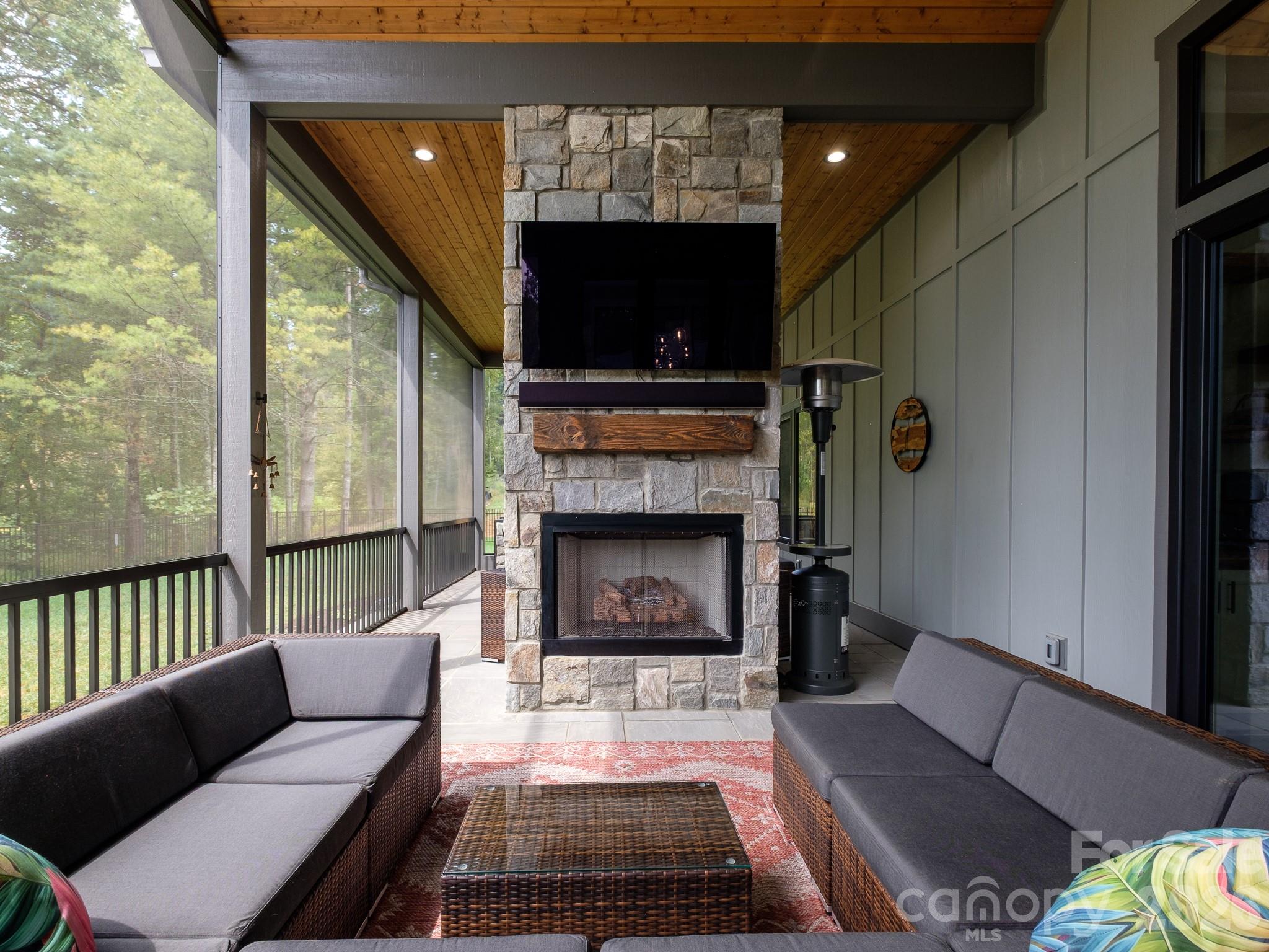 422 Ascension Valley Horse Shoe NC 28742