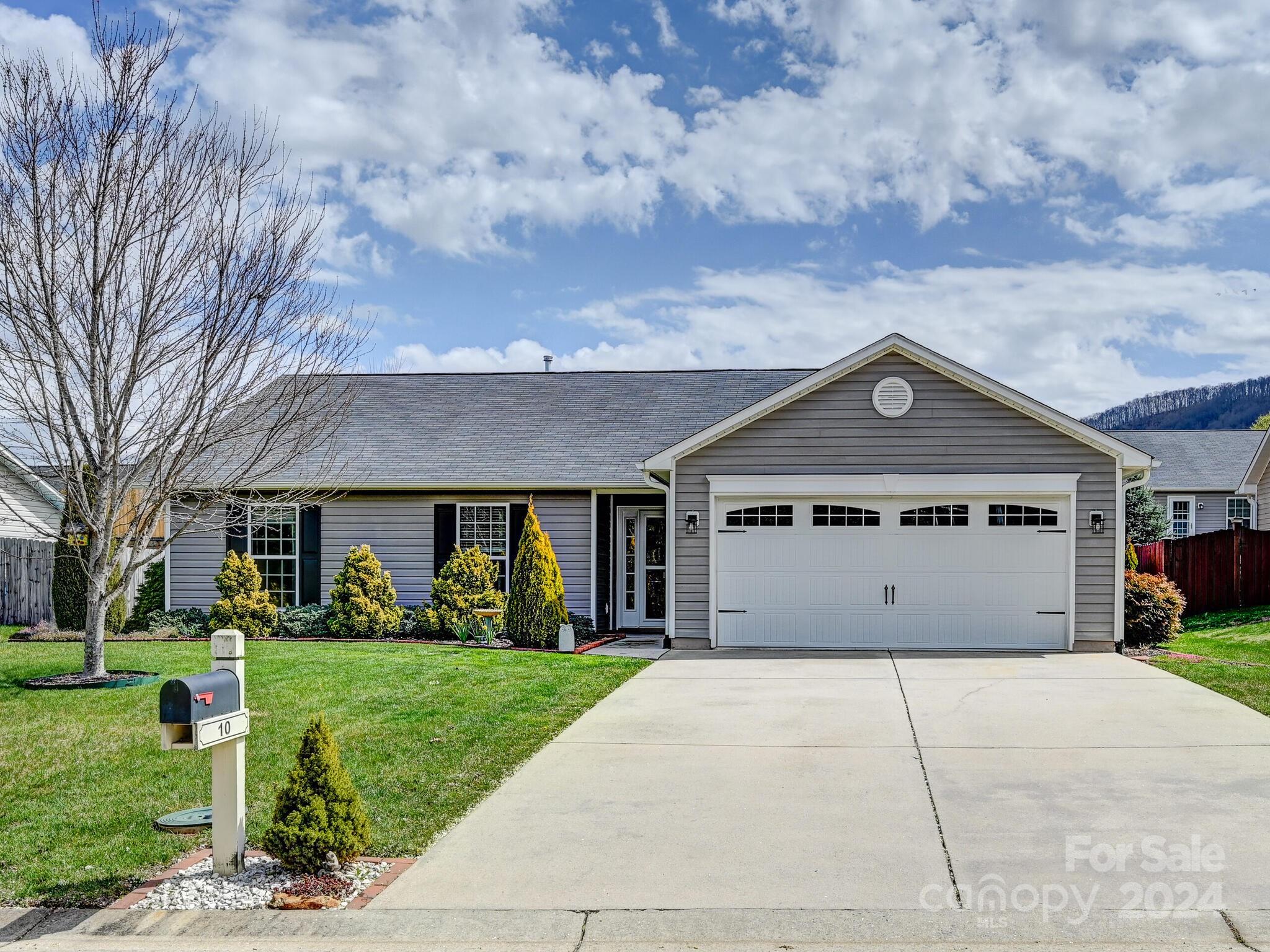 10 Woodthorn Road Weaverville NC 28787