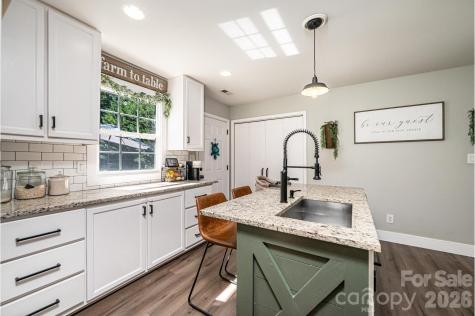 1896 Bakers Glade Lane Hickory NC 28602