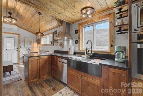 122 Mountain Breeze Ridge Scaly Mountain NC 28775