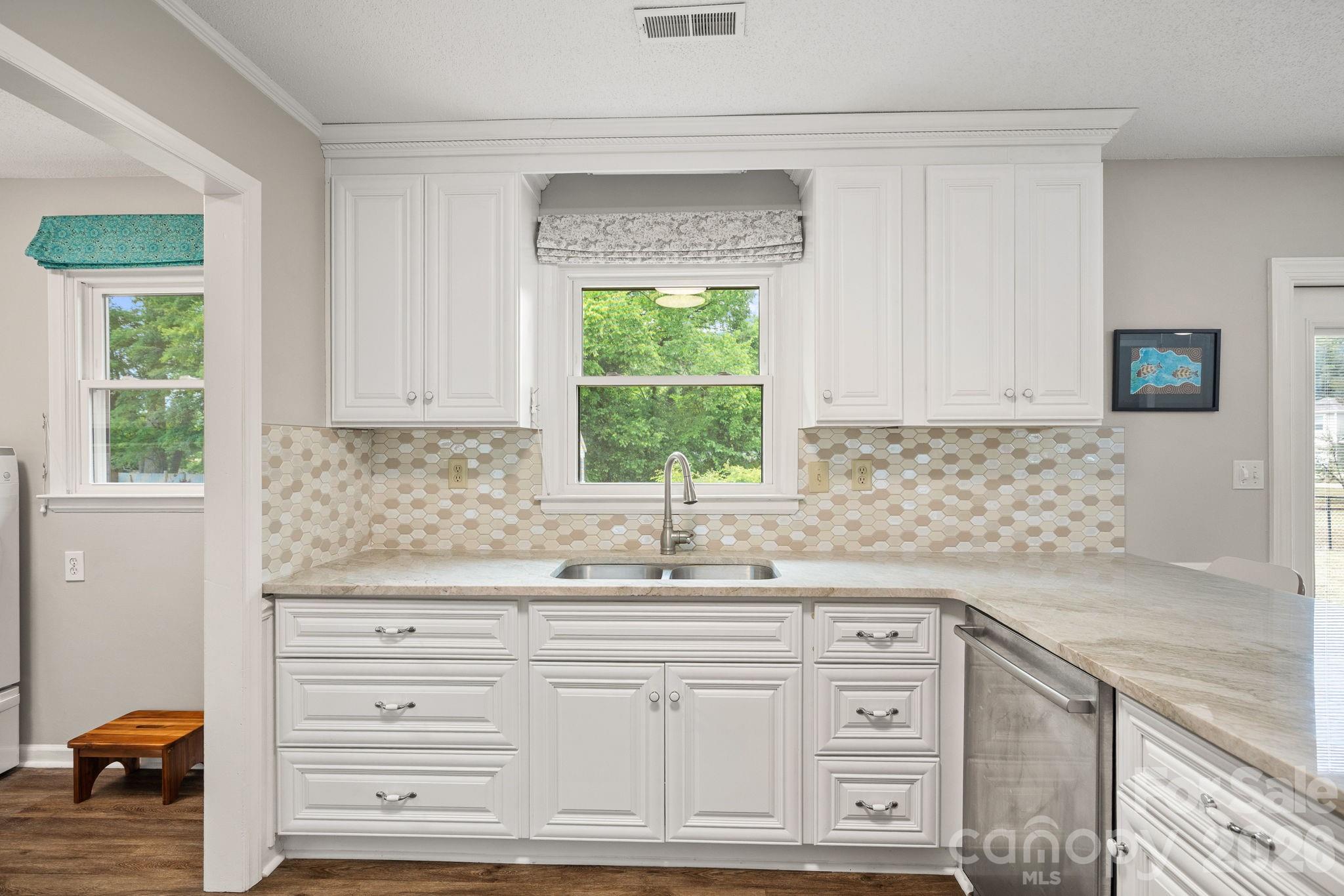 6131 Kinghurst Drive Charlotte NC 28216