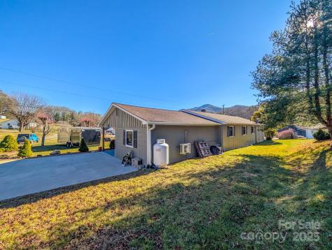 39 Hawthorne Lane Burnsville NC 28714