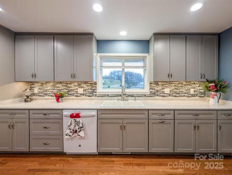 39 Hawthorne Lane Burnsville NC 28714