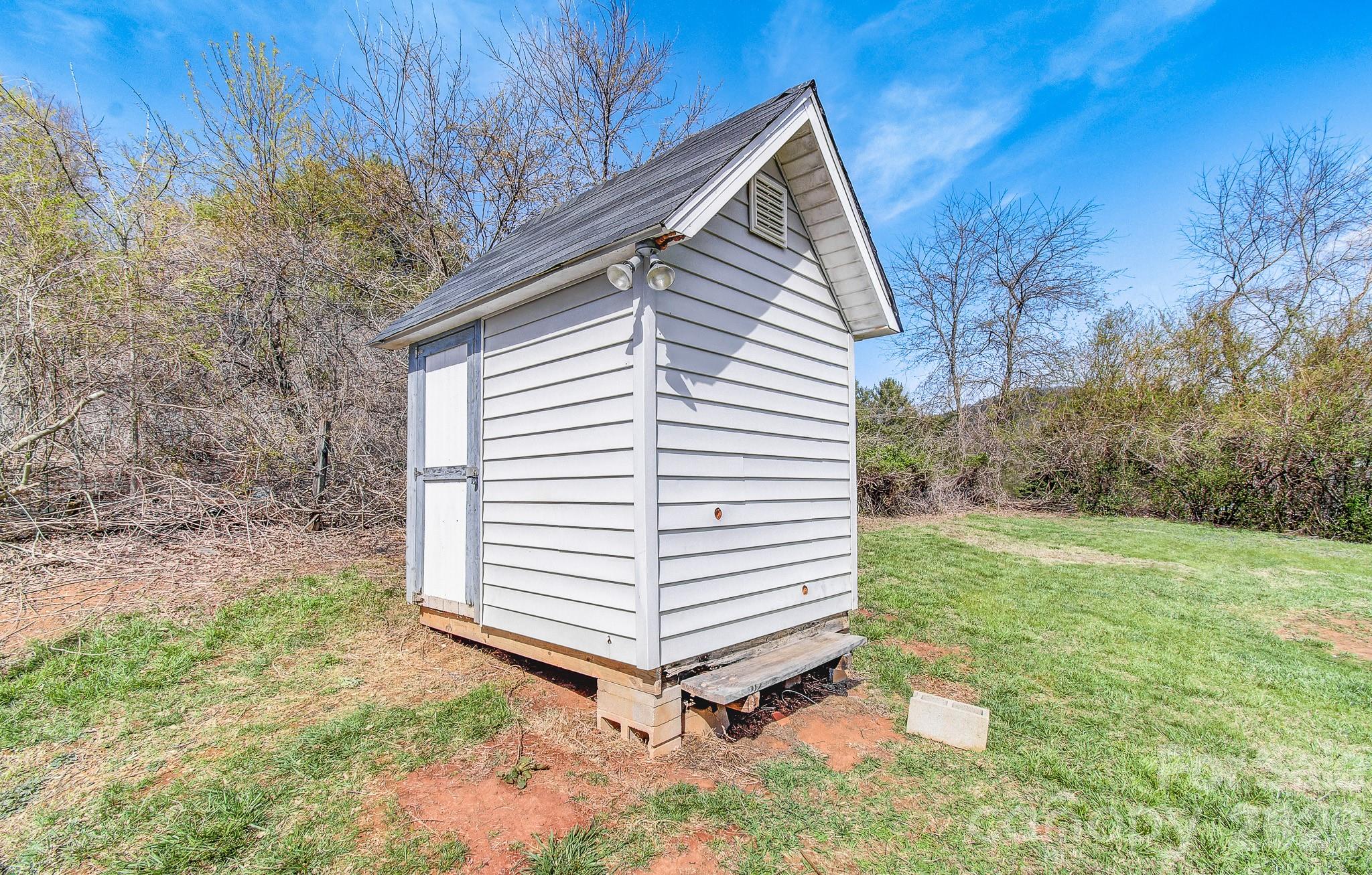 10 Lands End Drive Candler NC 28715