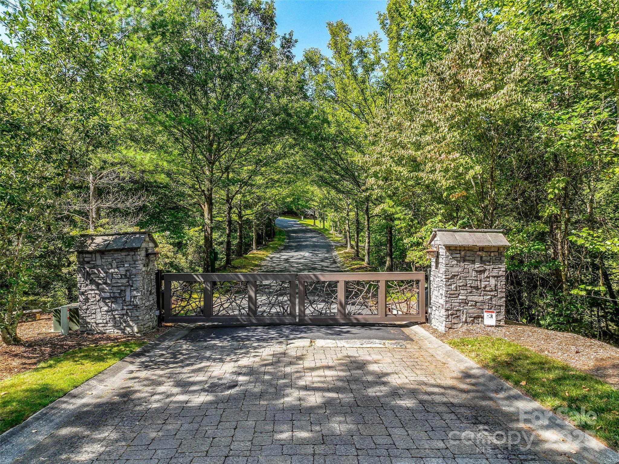 6 Yellow Wood Lane Horse Shoe NC 28742