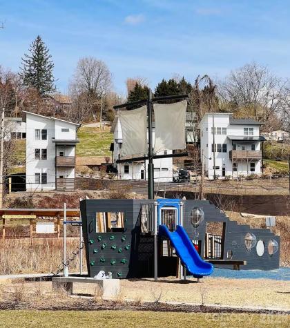 1063 Riverside Drive Asheville NC 28804