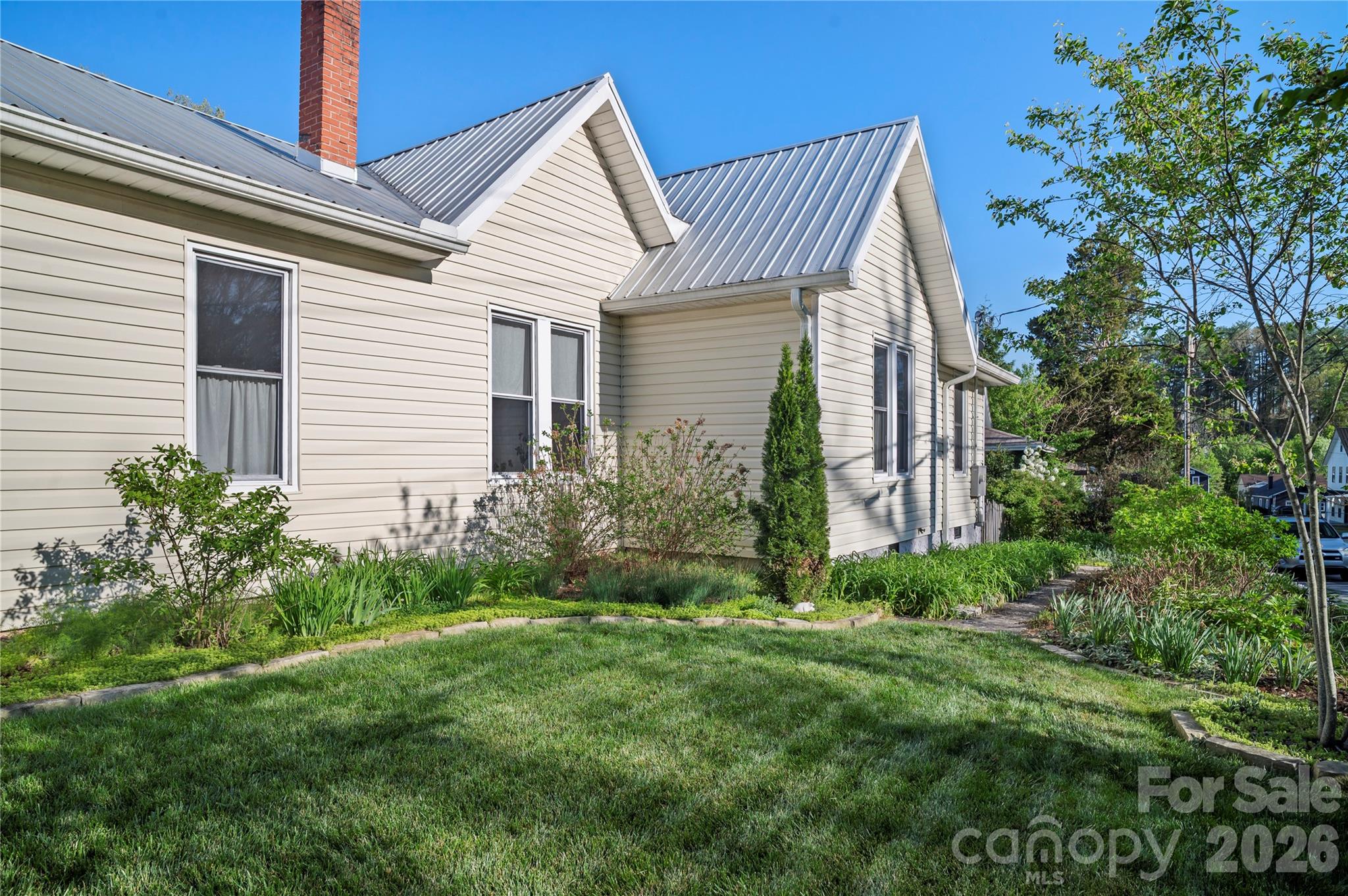 416 3rd Avenue W Hendersonville NC 28739