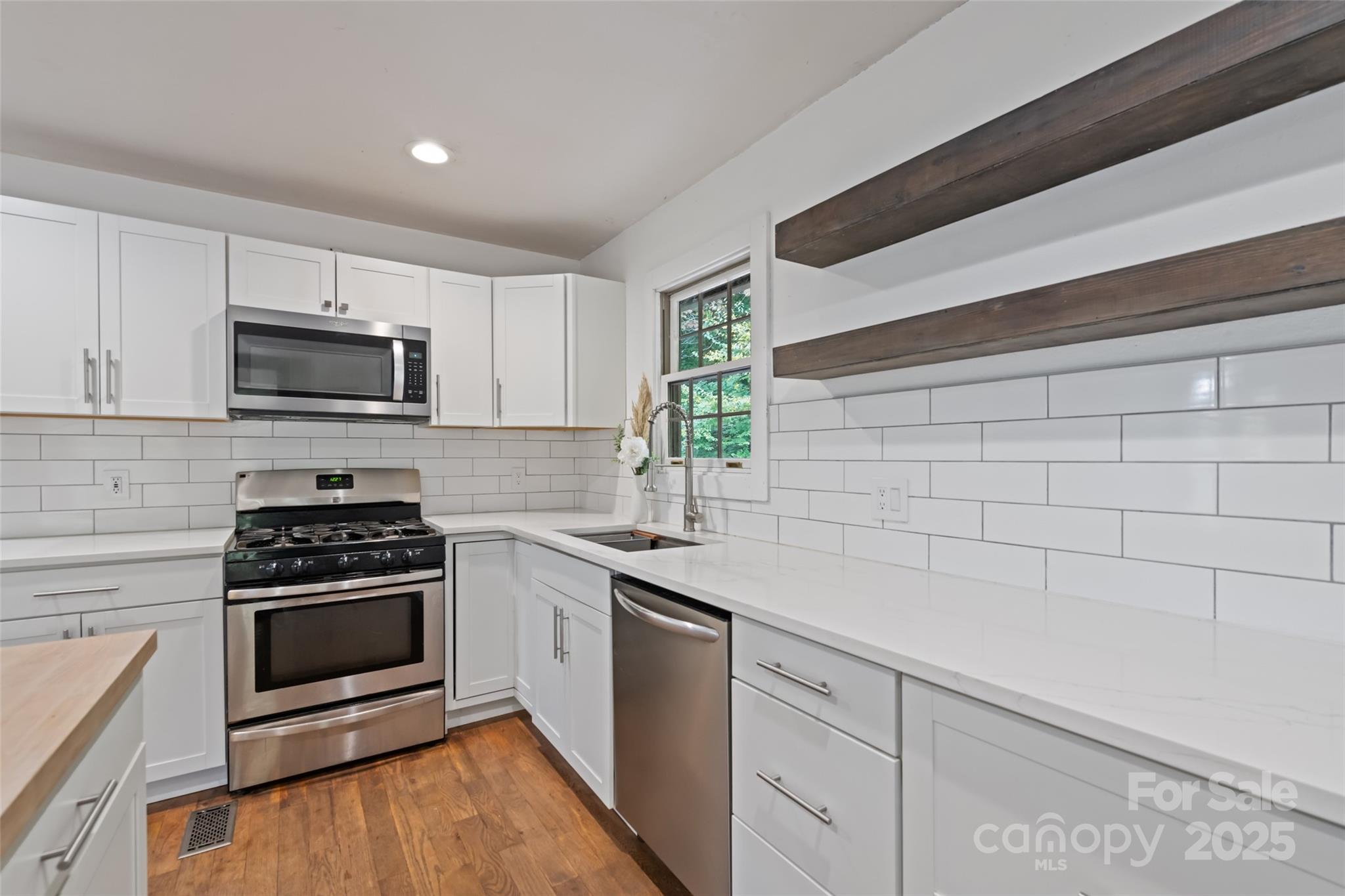 940 Haynes Cove Clyde NC 28721