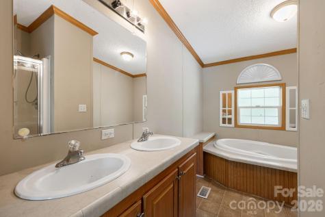 142 Josiah Lane Hendersonville NC 28792