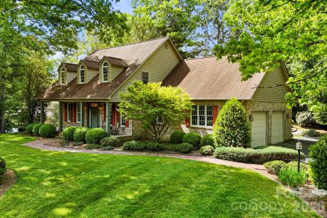 17 Crooked Oak Court Hendersonville NC 28791