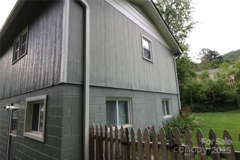 9 Oakland Street Weaverville NC 28787
