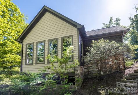 2 Cherokee Orchard Court Fairview NC 28730