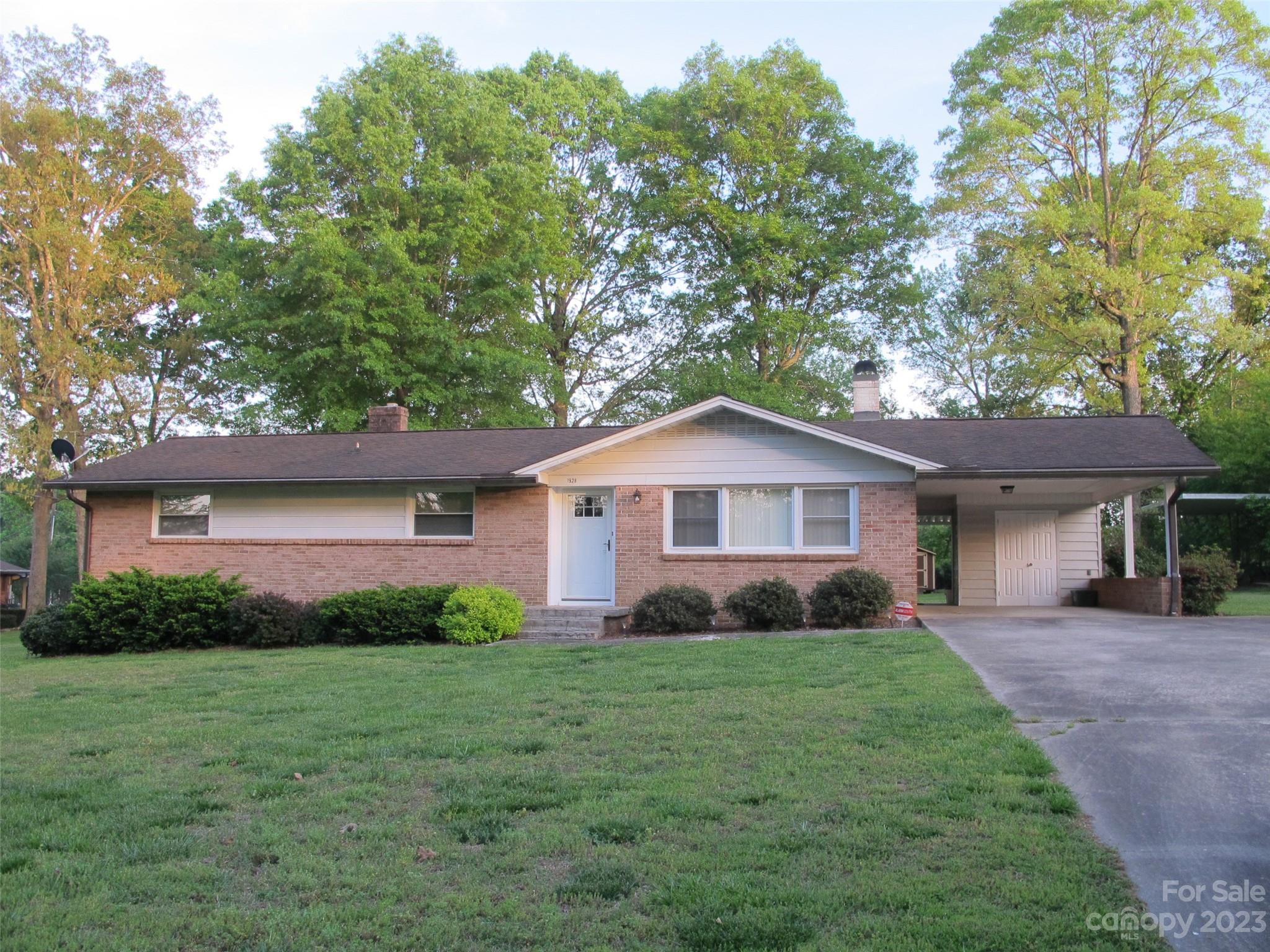 1928 36th Avenue NE Hickory NC 28601