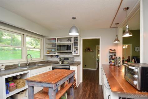 1724 White Oak Road Bakersville NC 28705