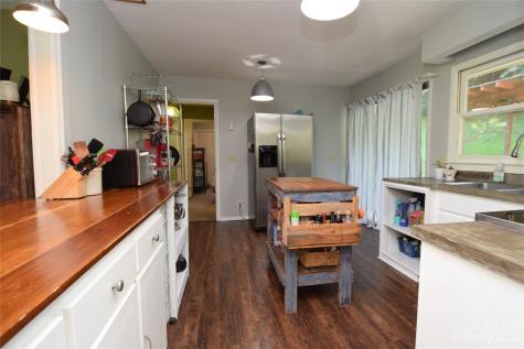 1724 White Oak Road Bakersville NC 28705