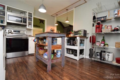 1724 White Oak Road Bakersville NC 28705