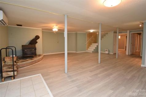 1724 White Oak Road Bakersville NC 28705