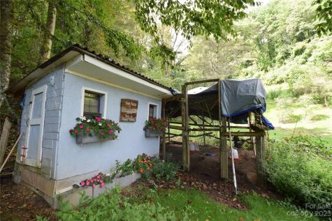 1724 White Oak Road Bakersville NC 28705