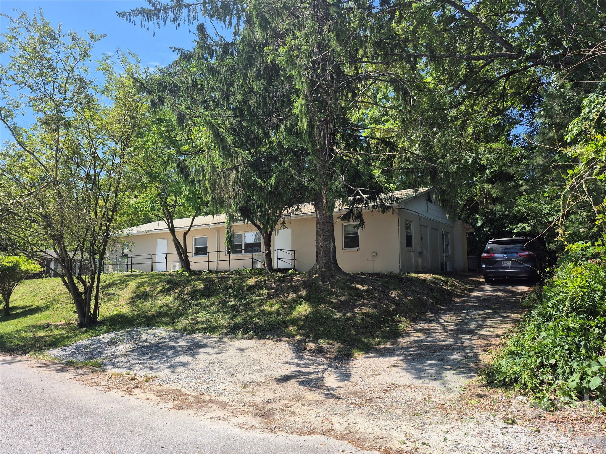1745 Meadowbrook Terrace Hendersonville NC 28792