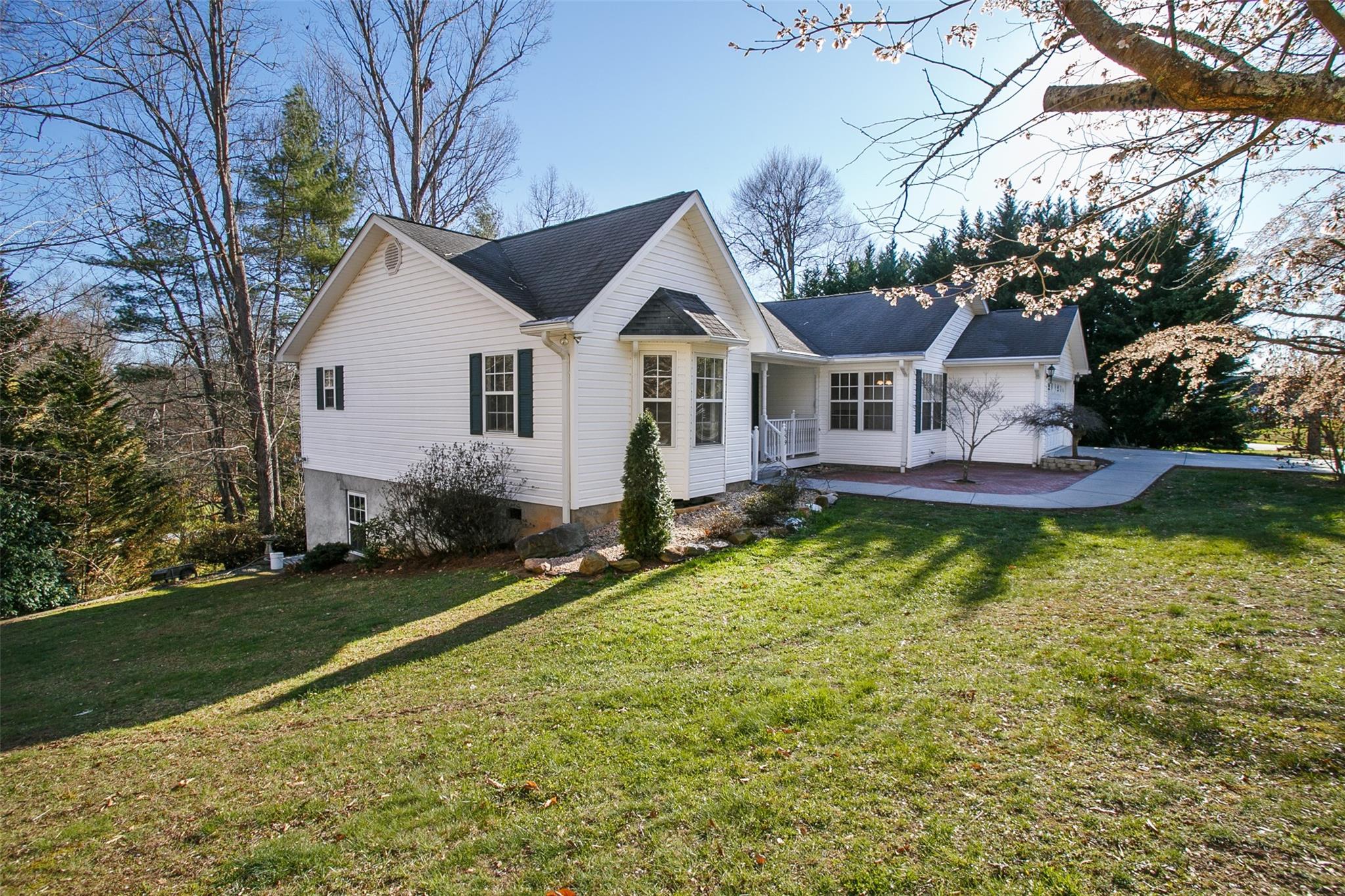 559 Brook Knoll Circle Weaverville NC 28787