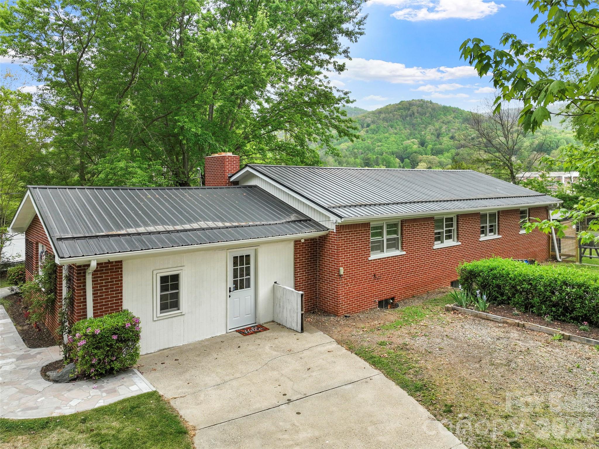 309 Presnell Street Burnsville NC 28714