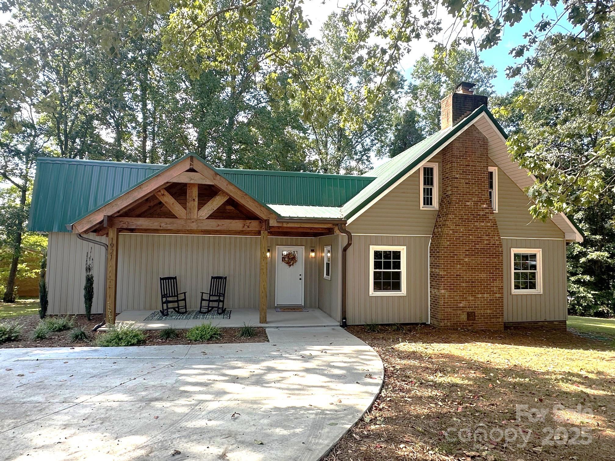 1921 Woodridge Drive Hickory NC 28602