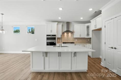 2024 Embassy Court Charlotte NC 28213