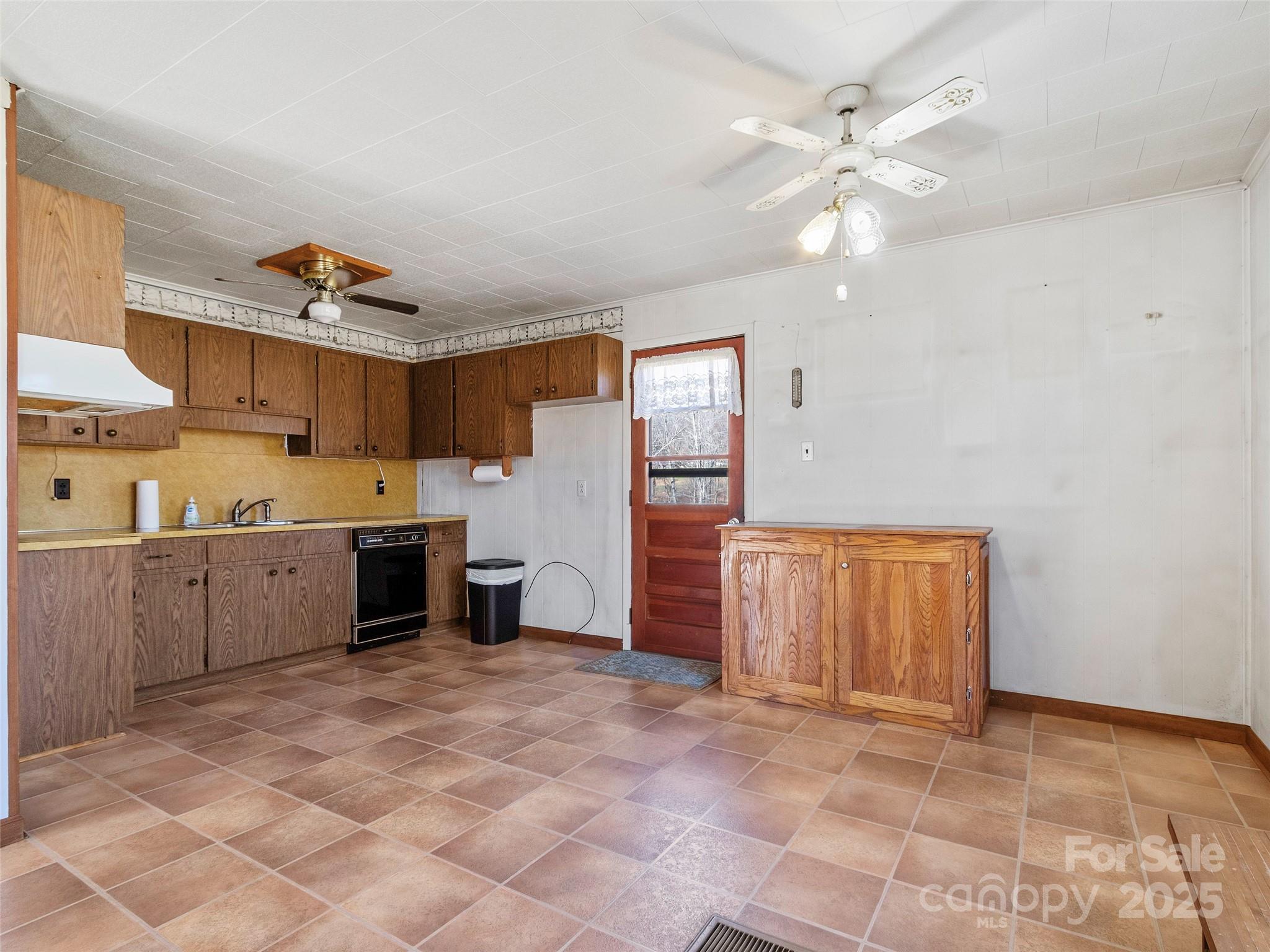 1879 White Oak Road Burnsville NC 28714