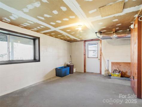 1879 White Oak Road Burnsville NC 28714