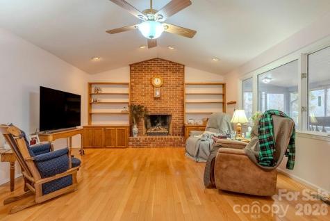 200 Mica Circle Franklin NC 28734