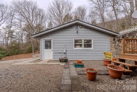 200 Mica Circle Franklin NC 28734